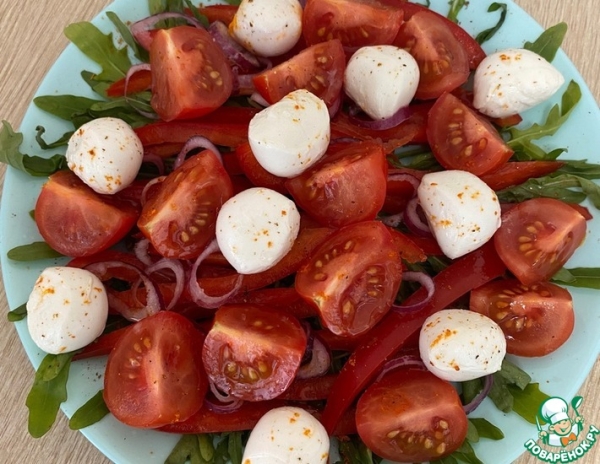 Салат с коктейльными томатами и сыром моцарелла Салат с коктейльными томатами и сыром моцарелла