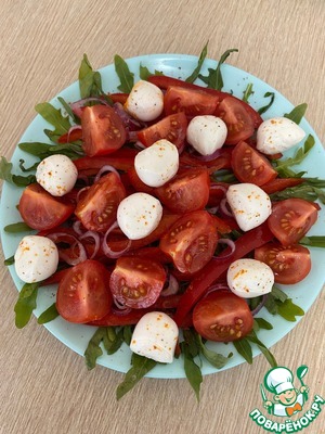 Салат с коктейльными томатами и сыром моцарелла Салат с коктейльными томатами и сыром моцарелла