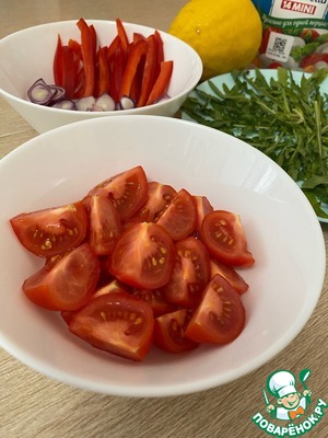 Салат с коктейльными томатами и сыром моцарелла Салат с коктейльными томатами и сыром моцарелла