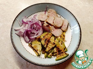 Салат с купатами и острой морковью Салат с купатами и острой морковью