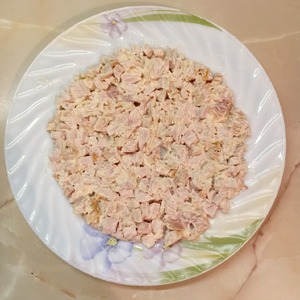 Салат с курицей, огурцами, сыром, яйцом Салат с курицей, огурцами, сыром, яйцом