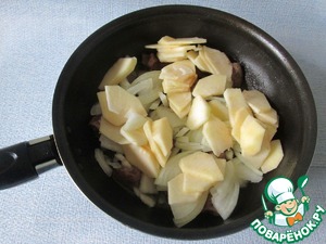 Салат с куриной печенью под брусничным соусом Салат с куриной печенью под брусничным соусом