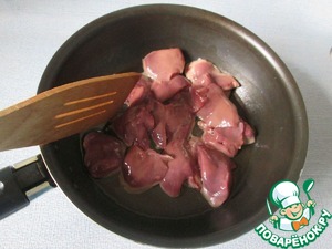 Салат с куриной печенью под брусничным соусом