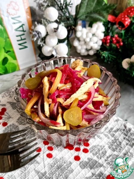 Салат с квашеной капустой и индейкой Салат с квашеной капустой и индейкой