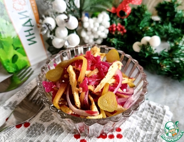 Салат с квашеной капустой и индейкой Салат с квашеной капустой и индейкой