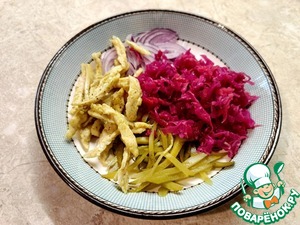 Салат с квашеной капустой и индейкой Салат с квашеной капустой и индейкой