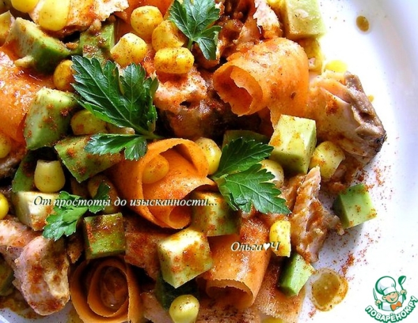 Салат с лососем, морковью и авокадо Салат с лососем, морковью и авокадо