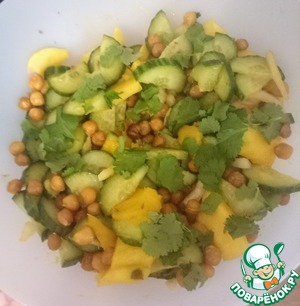 Салат с манго и хрустящим нутом