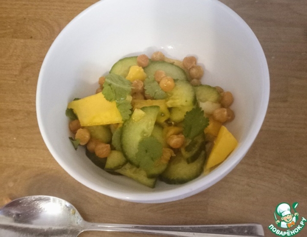 Салат с манго и хрустящим нутом