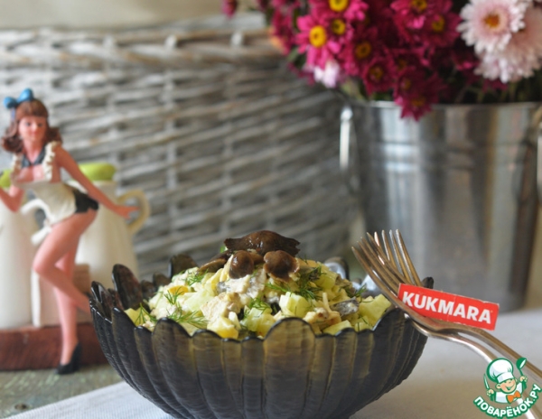 Салат с маринованными опятами и курицей