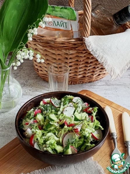 Салат с молодой капустой и редисом Салат с молодой капустой и редисом