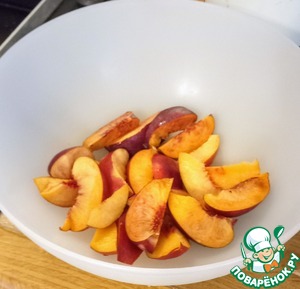 Салат с нектаринами, помидорами и фета Салат с нектаринами, помидорами и фета