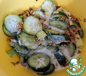 Салат с огурцом, сельдереем и йогуртом