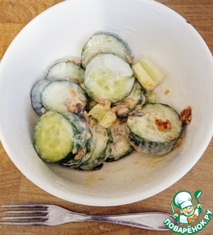 Салат с огурцом, сельдереем и йогуртом