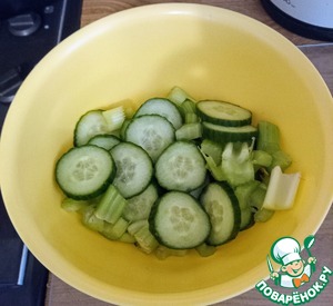 Салат с огурцом, сельдереем и йогуртом
