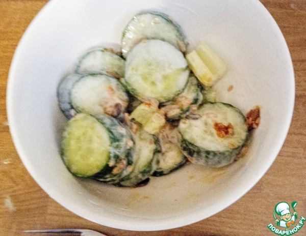 Салат с огурцом, сельдереем и йогуртом