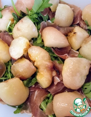 Салат с персиком и прошутто Салат с персиком и прошутто