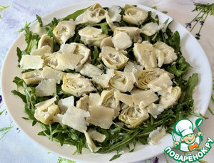 Салат с руколой, артишоками и сыром