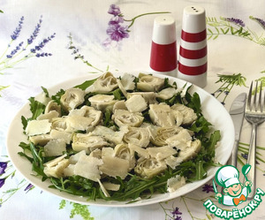 Салат с руколой, артишоками и сыром