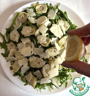 Салат с руколой, артишоками и сыром