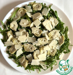 Салат с руколой, артишоками и сыром