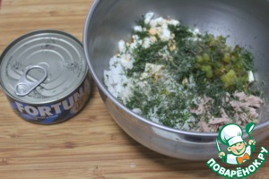 Салат с тунцом и маринованными огурцами