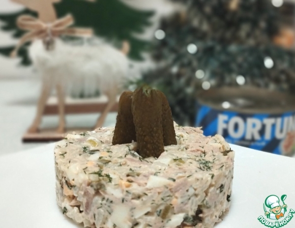 Салат с тунцом и маринованными огурцами