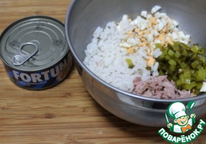 Салат с тунцом и маринованными огурцами