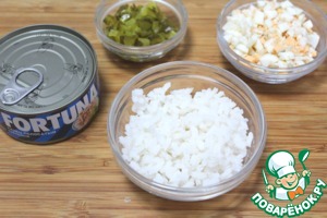 Салат с тунцом и маринованными огурцами