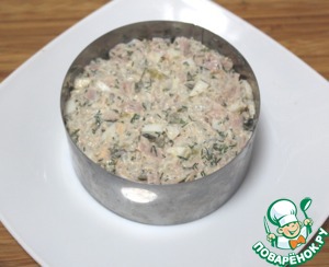 Салат с тунцом и маринованными огурцами