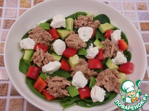 Салат с тунцом и шпинатом