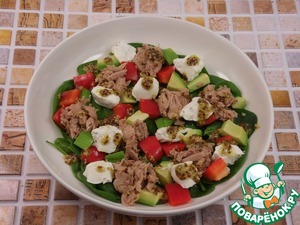 Салат с тунцом и шпинатом