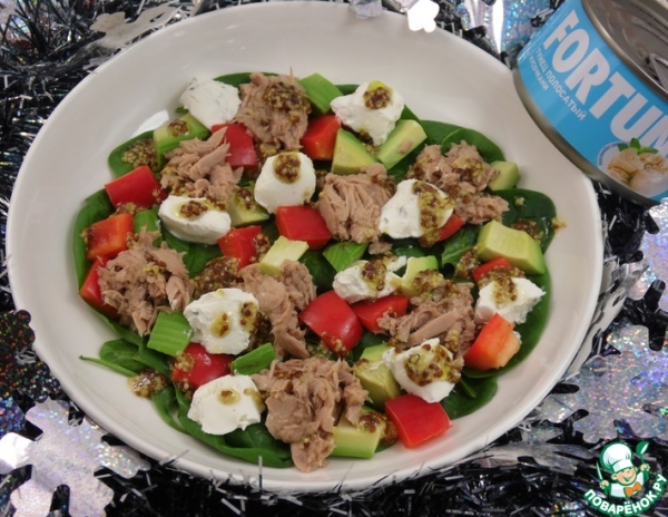 Салат с тунцом и шпинатом