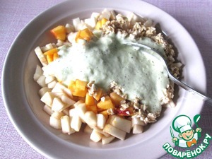 Салат с заправкой из сметаны и киви Салат с заправкой из сметаны и киви