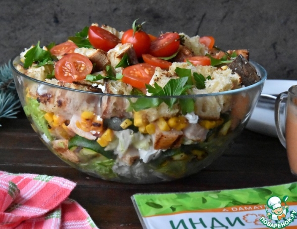 Салат с жареной индейкой и томатной заправкой Салат с жареной индейкой и томатной заправкой