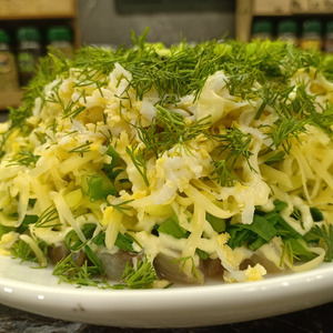 Салат &laquo;Сельдь под зеленой шубкой&raquo;