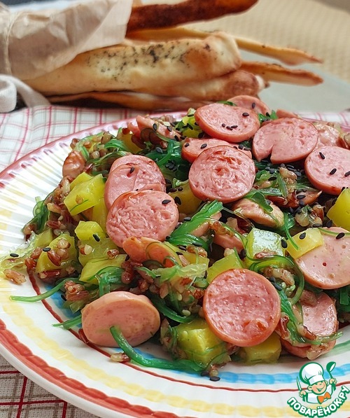 Салат "Светофор" с жареными сосисками Салат "Светофор" с жареными сосисками