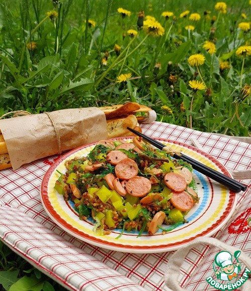 Салат "Светофор" с жареными сосисками Салат "Светофор" с жареными сосисками