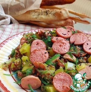 Салат "Светофор" с жареными сосисками Салат "Светофор" с жареными сосисками