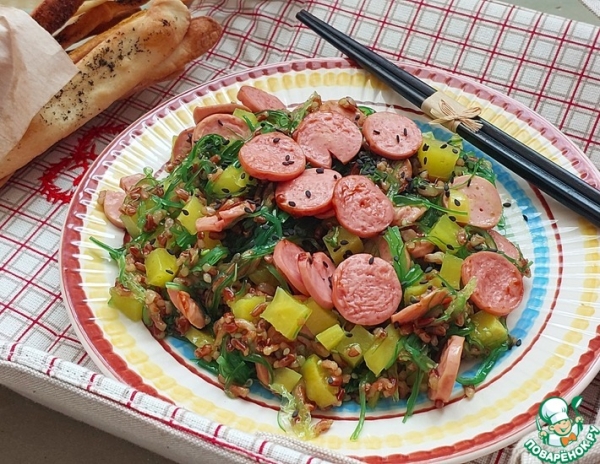 Салат "Светофор" с жареными сосисками Салат "Светофор" с жареными сосисками