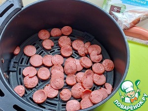 Салат "Светофор" с жареными сосисками Салат "Светофор" с жареными сосисками