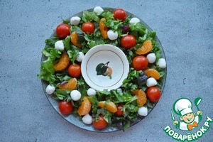 Салат венок с сыровяленой индейкой