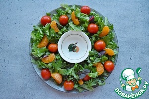 Салат венок с сыровяленой индейкой