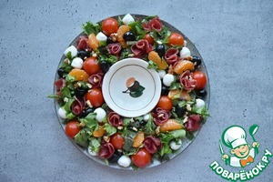 Салат венок с сыровяленой индейкой