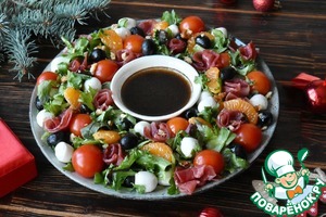 Салат венок с сыровяленой индейкой