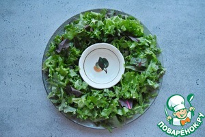 Салат венок с сыровяленой индейкой