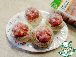 Шампиньоны с купатами и клюквой