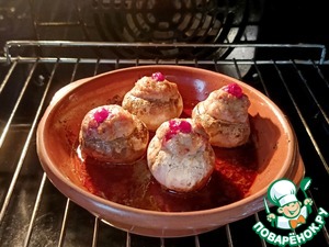 Шампиньоны с купатами и клюквой