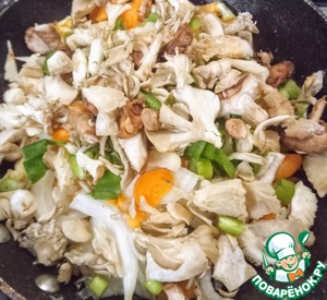 Шиитаке с сыром панир и арахисом Шиитаке с сыром панир и арахисом