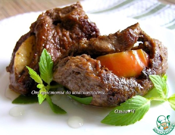 Шницель с яблоком и мятным сиропом